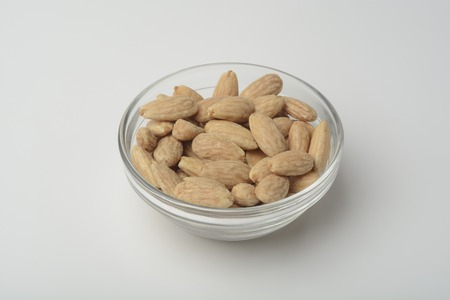Toasted almonds in a cristal bowlの写真素材
