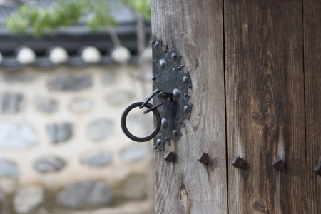 Traditional door in South Koreaの写真素材