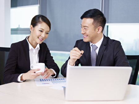 asian business executives discussing business in officeの販売画像