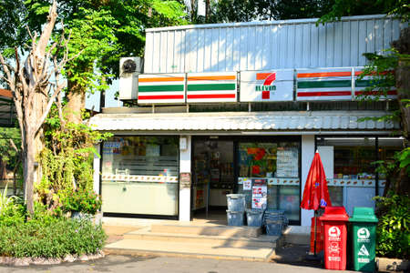 BANGKOK, TH - DEC 13: 7 Eleven convenience store facade at Dusit Zoo on December 13, 2016 in Khao Din Park, Bangkok, Thailand. Dusit Zoo is the oldest zoo in Bangkok, Thailand.のeditorial素材