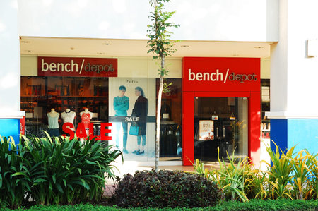 LAGUNA, PH - OCT. 23: Bench Depot facade on October 23, 2016 in Laguna, Philippines. BENCH began in 1987 as a small store selling men's t-shirts then becoming in the use of endorsers and commercials.のeditorial素材