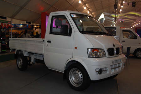 PASAY, PH - AUG. 19: DFM mini auto flat bed at 3rd Philippine International Motor Show on August 19, 2010 in World Trade Center Metro Manila, Pasay, Phillippines.のeditorial素材