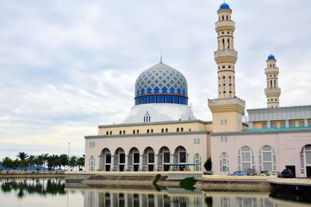 KOTA KINABALU, MY - JUNE 21: Masjid Bandaraya Kota Kinabalu Mosque facade on June 21, 2016 in Kota Kinabalu, Malaysia.のeditorial素材