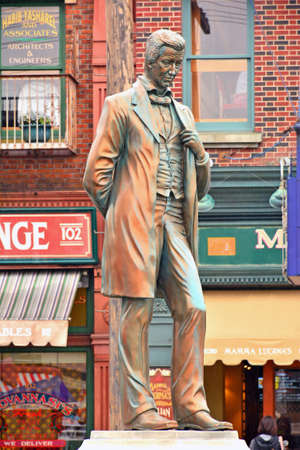 OSAKA, JP - APRIL 7 - New York theme statue of a man at Universal Studios Japan on April 7, 2017 in Osaka, Japan.のeditorial素材