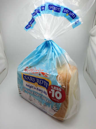 MANILA, PH - NOV 11 - Sari roti double soft bread on November 11, 2020 in Manila, Philippines.のeditorial素材