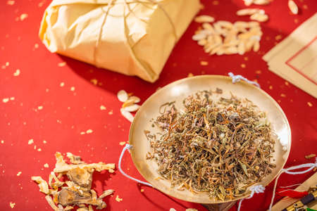 Sun-dried dandelion with ancient Chinese herbal medicineの写真素材