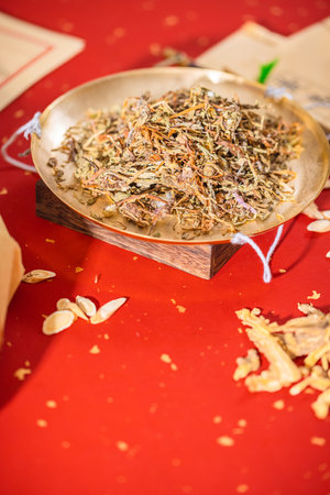 Sun-dried dandelion with ancient Chinese herbal medicineの写真素材