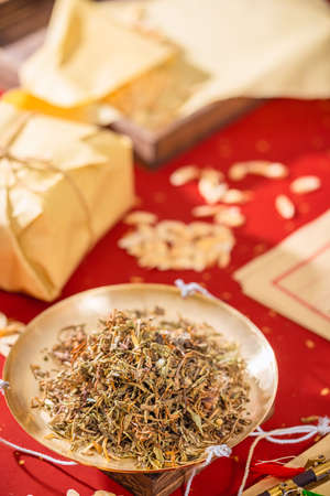 Sun-dried dandelion with ancient Chinese herbal medicineの写真素材