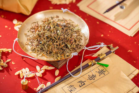 Sun-dried dandelion with ancient Chinese herbal medicineの写真素材