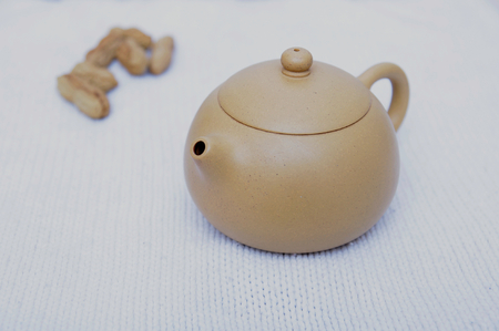 A teapot and peanutsの写真素材