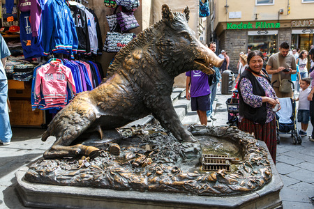 Famous bronze boar at Mercato Nuovo (market) in Florence, Tuscany, Italy.のeditorial素材