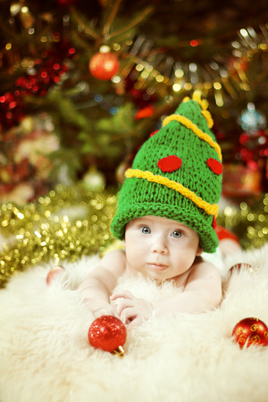 Newborn Baby Portrait, Happy New Born Kid, Child in Green New Year Tree Hatの写真素材