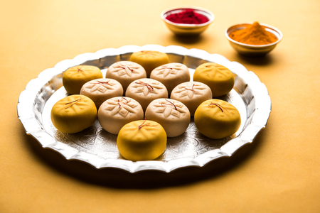 brown and Kesar Pedha or Peda is an Indian traditional sweet dish made from milk/khoya and saffronの写真素材