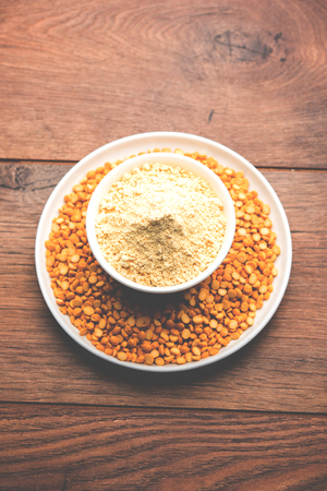 Besan, Gram or chickpea flour or powder is a pulse flour made from a variety of ground chickpea known as Bengal gram. popular ingredient for Pakora/pakoda or bajji snack. Selective focusの写真素材