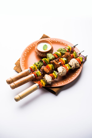 Chicken Hariyali kakab or Malai malai kebab served with skewers and yogurt dip in a plate. selective focusの写真素材