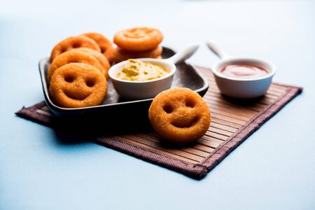 Garlic Fry or Tala Hua Lahsun in hindi, is a popular side dish or snacks from maharashtra, Indiaの写真素材