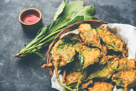 Crispy Palak/spinach Leaves pakoda or pakodaの写真素材