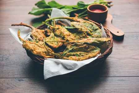 Crispy Palak/spinach Leaves pakoda or pakodaの写真素材