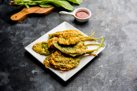 Crispy Palak/spinach Leaves pakoda or pakodaの写真素材