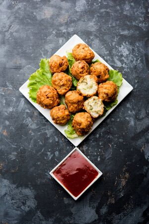 rava Bhajj or bhajiya also known as suji Pakoda or semolina Pakora, served with tomato ketchup. selective focusの写真素材