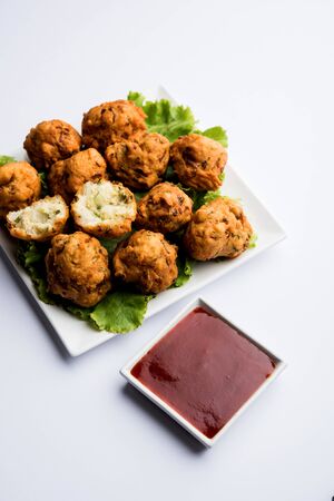 rava Bhajj or bhajiya also known as suji Pakoda or semolina Pakora, served with tomato ketchup. selective focusの写真素材