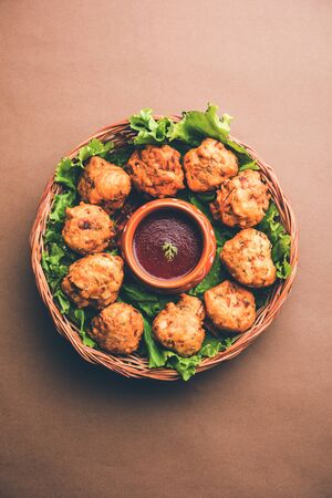 rava Bhajj or bhajiya also known as suji Pakoda or semolina Pakora, served with tomato ketchup. selective focusの写真素材