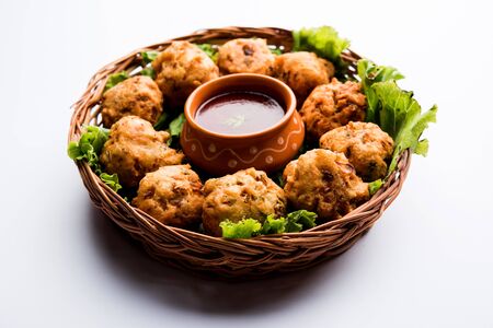 rava Bhajj or bhajiya also known as suji Pakoda or semolina Pakora, served with tomato ketchup. selective focusの写真素材