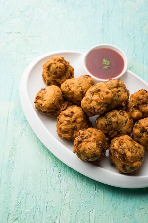 rava Bhajj or bhajiya also known as suji Pakoda or semolina Pakora, served with tomato ketchup. selective focusの写真素材