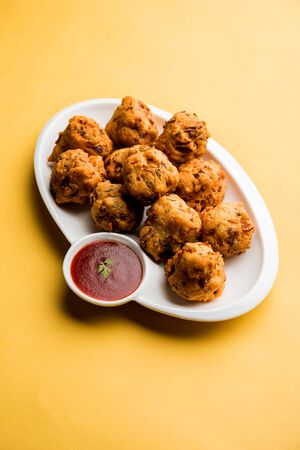 rava Bhajj or bhajiya also known as suji Pakoda or semolina Pakora, served with tomato ketchup. selective focusの写真素材