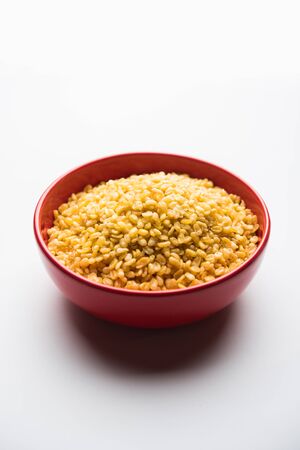 Salty and Fried Moong Dal / crispy Mung Namkeen served in a bowl, selective focusの写真素材