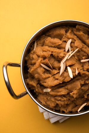 Wheat flour Halwa or Shira or porridge /  Atte ka Halva, Popular healthy dessert or breakfast menu from India. served in a bowl or plate. selective focusの写真素材