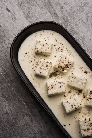 Paneer Dum Kali Mirch / Kalimirch, prepared in a white creamy gravy and black pepper powder sprinkled over it. served in a bowl. Selective focusの写真素材