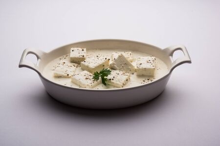 Paneer Dum Kali Mirch / Kalimirch, prepared in a white creamy gravy and black pepper powder sprinkled over it. served in a bowl. Selective focusの写真素材