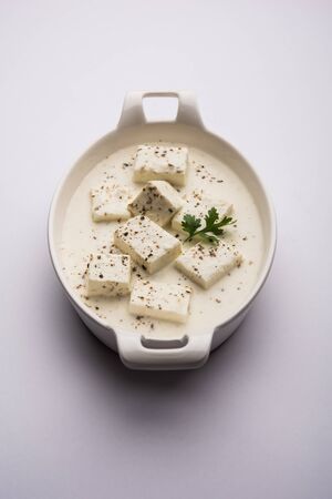 Paneer Dum Kali Mirch / Kalimirch, prepared in a white creamy gravy and black pepper powder sprinkled over it. served in a bowl. Selective focusの写真素材