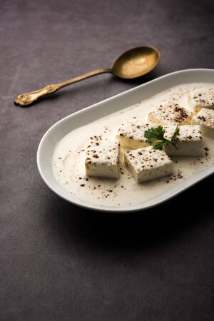 Paneer Dum Kali Mirch / Kalimirch, prepared in a white creamy gravy and black pepper powder sprinkled over it. served in a bowl. Selective focusの写真素材