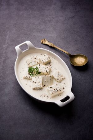 Paneer Dum Kali Mirch / Kalimirch, prepared in a white creamy gravy and black pepper powder sprinkled over it. served in a bowl. Selective focusの写真素材