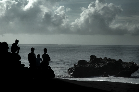 Travelers shadows on the beachの写真素材
