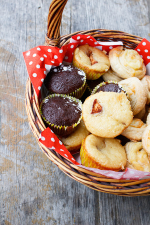 Muffins in picnic basketの写真素材