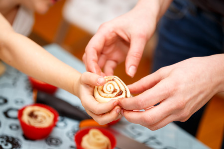 Family making cinnamon rollsの写真素材