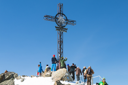 SOELDEN - MARCH 22: The summit cross on the Gaislachkogel in the Oetztal, Austria with lots of tourists on March 22, 2016.のeditorial素材