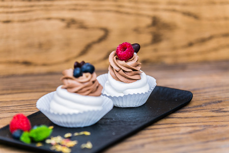 Delicious mini Pavlova meringue cake decorated with fresh blueberry and rasberry.
Homemade mini Pavlova cake. Close-upの写真素材