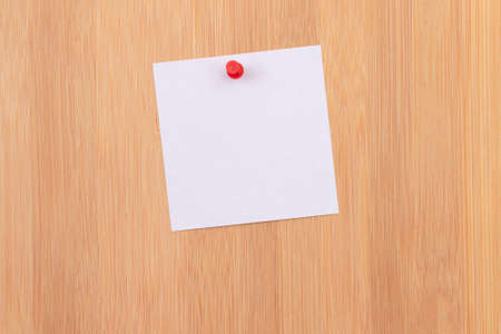 White Sticky Note with Copyspace Pinned to the Wooden Message Board. To Do List Reminder in Office. Blank Memo Sticker at Work - Template. Empty Checklist - Mockupの写真素材