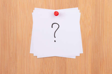 White Sticky Notes with Question Mark Pinned to the Wooden Message Board. To Do List Reminder in the Office. Memo Note at Workの写真素材
