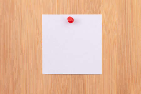 White Sticky Note with Copyspace Pinned to the Wooden Message Board. To Do List Reminder in Office. Blank Memo Sticker at Work - Template. Empty Checklist - Mockupの写真素材