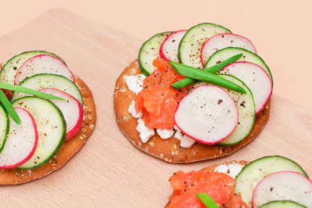Crispy Cracker Sandwiches with Fresh Salmon, Cucumber, Radish, Cottage Cheese and Green Onions. Easy Breakfast. Quick and Healthy Sandwiches. Crispbread with Tasty Filling. Healthy Dietary Snackの写真素材