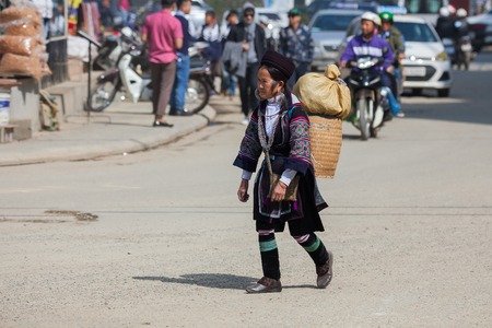 SA PA - DECEMBER 10, 2016: Street scene with local Hmong and Dao people comming and selling goods at sunday market on december 10, 2016 in Sa Pa, Vietnam.のeditorial素材