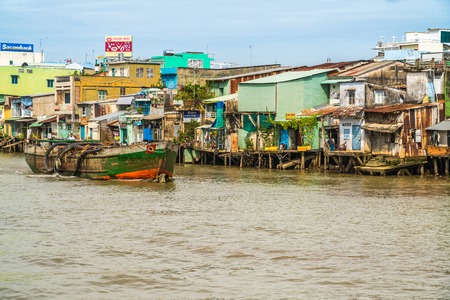 MY THO - DECEMBER 22, 2017: Vietnamese houses above the water of Mekong river on december 22, 2017 in My Tho, Vietnam.のeditorial素材