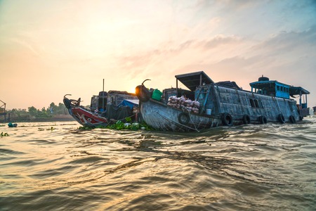 CAI BE - DECEMBER 16, 2017: Heavy loaded boats at traditional floating market on Mekong delta on december 16, 2017 in Cai Be, Vietnam.のeditorial素材