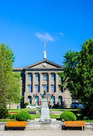 BROCKVILLE, CANADA - JUNE 19, 2018: The county court house overlooks a monument of Sir Isaac Brock, and is a historic site.のeditorial素材