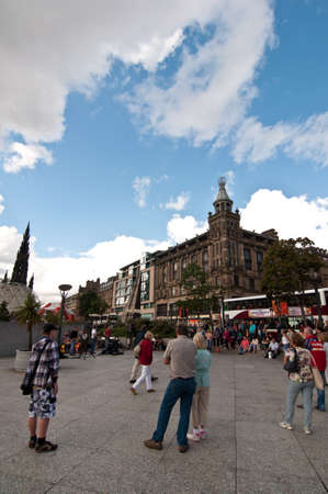 EDINBURGH, SCOTLAND - AUGUST 13, 2011 - Crowds gather on the Princes Mall square during a Fringe Festival street concert.のeditorial素材
